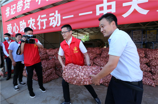 十噸！中天九建愛心助農(nóng)，直采滯銷大蒜！