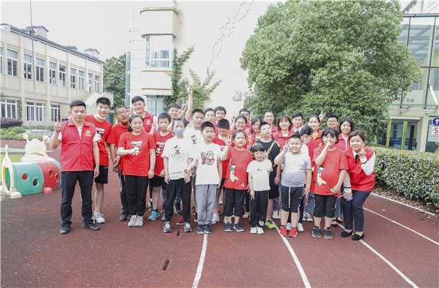 中天集團總部志愿者赴艮山路小學陪伴特殊孩童