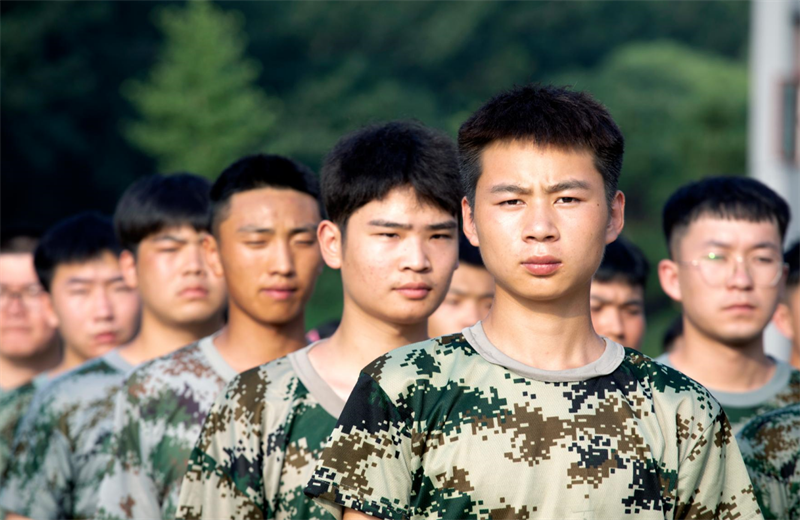 2021年7月6日，中天北京集團百名應(yīng)屆大學(xué)生褪下便服換上軍裝，在訓(xùn)練場上接受為期2天的軍訓(xùn)，享受入職前的第一份美好記憶。