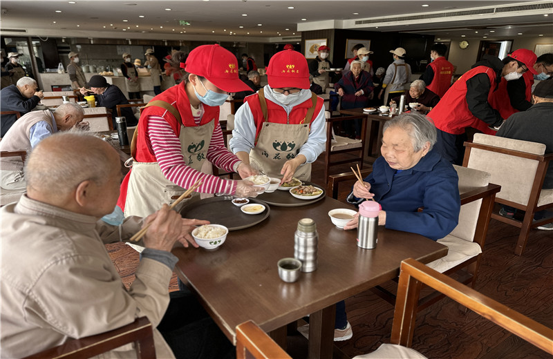 2023年4月12日，控股集團志愿者走進杭州市上城區(qū)雨花敬老院開展公益志愿服務。