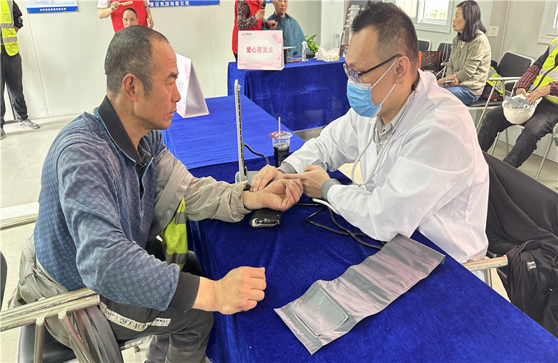五一前夕，天津公司組織開展為項目一線職工提供愛心剪發(fā)、愛心義診、愛心贈飲、愛心咨詢、愛心加餐服務，給工友們送去了勞動節(jié)的問候。