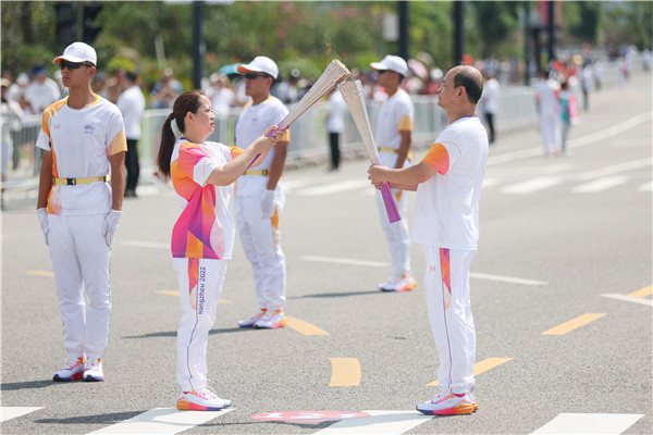 韋曉青傳遞火種.jpg